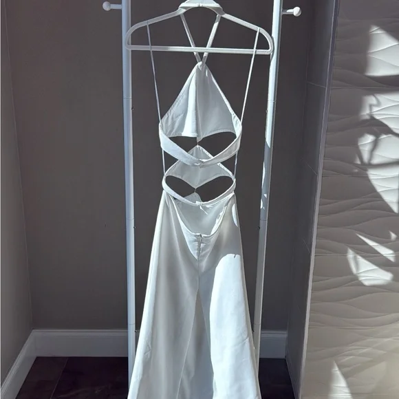 MONOT Elegant White Halter Dress - Picture 4 of 6